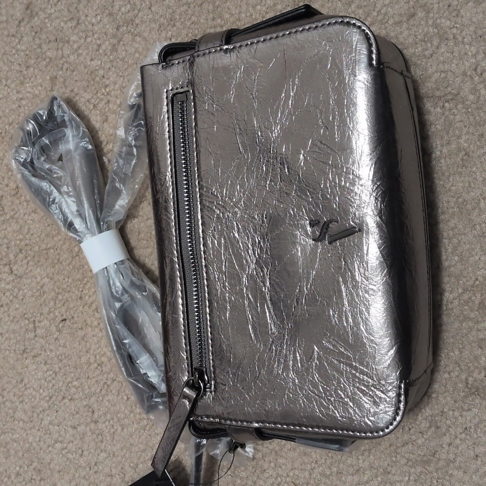 NWT Simply Vera Silver Crackle Vegan Leather Croasbody Bag
